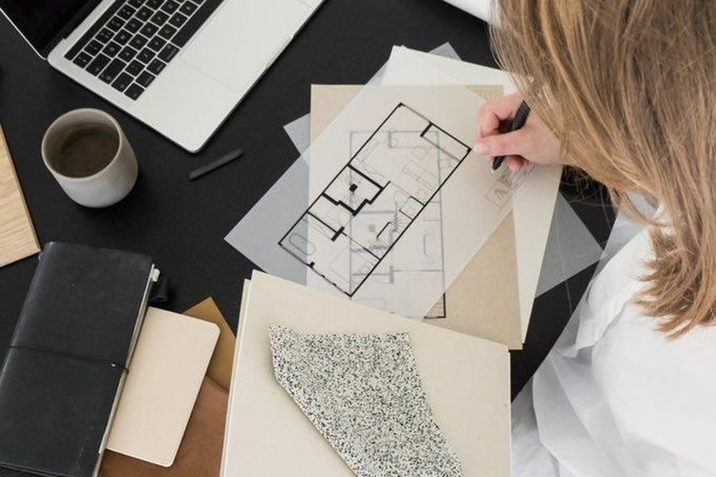 Замерщик снимает размеры на кухне заказчика